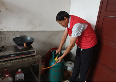 服務(wù)在網(wǎng)格 為民辦實事——大由鄉(xiāng)網(wǎng)格員五月動態(tài) 專項整治‘牛皮癬’ 美化家園顯成效